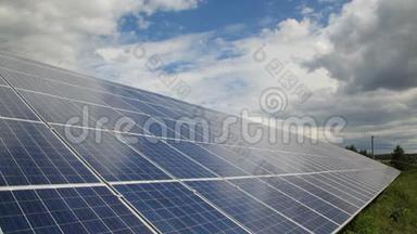 太阳能电池板用于从<strong>阳光中</strong>发电，对抗云层和天空。